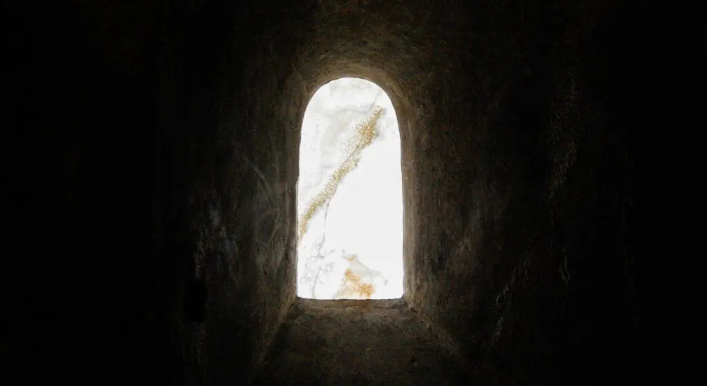 tomb lexi laginess zfvr 8hDngc unsplash