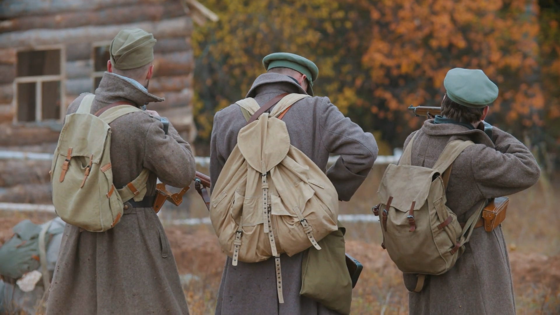 Трое военных. Три солдата спиной. Военный целится со спины. Старые военные со спины. Три военных стоят спиной.