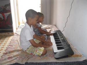 Pr-Usalas-son-Robin-and-daughter-Blessy-enjoying-the-new-casio-keyboard-300x225
