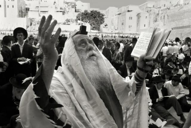 Rabbi-praying-at-the-Western-Wall.preview
