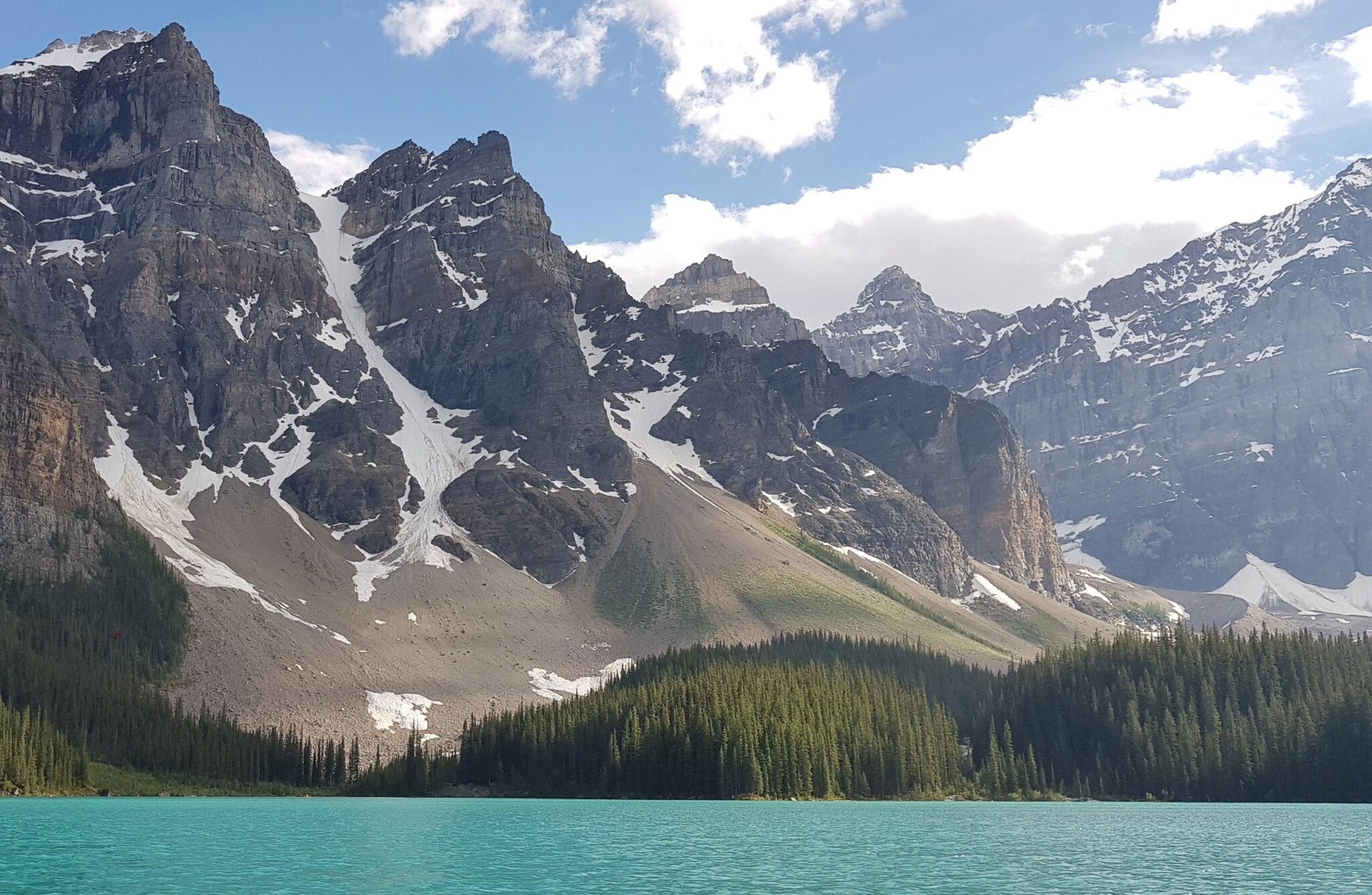 Near mountain. Моренное озеро. Озеро Питкер. Тибед вода гора. Моренно оз[р.