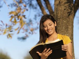 csm_girl_reading_the_bible_outdoors_087d66fd1e