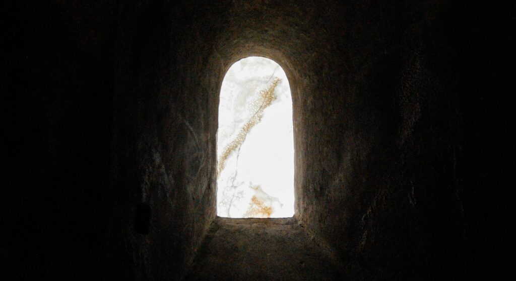 tomb lexi laginess zfvr 8hDngc unsplash